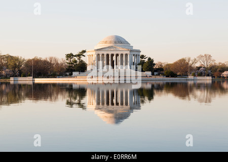 Jefferson Memorial e Tidal Basin, Washington DC, Stati Uniti d'America all'alba Foto Stock
