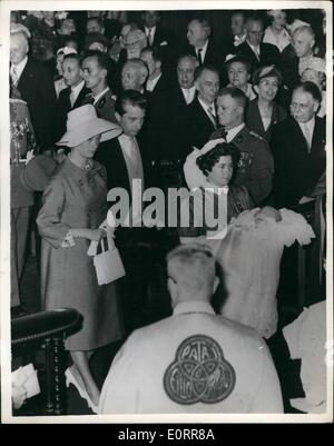 05 maggio 1960 - Il battesimo del giovane figlio del Principe Alberto e la principessa Paola - del Belgio.. La scena durante le cerimonie a Bruxelles - al battesimo del principe Philippe il bambino figlio del Principe Alberto e la principessa Paola dei belgi.. Un infermiere ha portato il bambino - seguita dai suoi genitori. Foto Stock