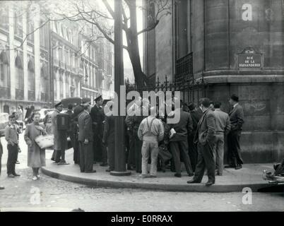Maggio 05, 1960-algerina p.f. (Ex CAMPIONESSA DI TENNIS) ROBERT ABDESSALAM ferito dai terroristi - poliziotto ucciso algerina di p.f. ROBERT ABDESSALAM, un ex INTERNATIONAL CAMPIONESSA DI TENNIS, è stata cotta a e ferito da due terroristi algerini come era di lasciare la sua casa a Parigi IN RUE GENERAL APPERT, a Parigi, questa mattina. Un poliziotti che è accaduto di essere vicino e ha cercato di proteggere il p.f. È stato ucciso. Uno degli uomini arrestati WASX mentre gli altri sono riusciti a fuggire. OPS: folle all' ANGOLO DI RUE DE LA FAISANDERIE dove la ripresa ha avuto luogo. Foto Stock