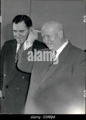 Maggio 05, 1960 - ''K'' detiene la conferenza stampa: ''Io non sono pazzo!'': ''Io sono nessuno il fool'', sembra dire Nikita Khruschev rivolto alla sua fronte come egli ha tenuto una conferenza stampa per spiegare il vertice del fallimento dei colloqui presso il Palais De Chaillot questo pomeriggio. Foto Stock