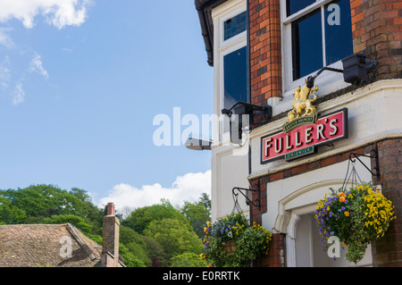 Gualchiere brewery logo su un pub, England, Regno Unito Foto Stock