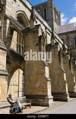 Archi rampanti su Winchester Cathedral, Winchester, Hampshire, Inghilterra, Regno Unito Foto Stock