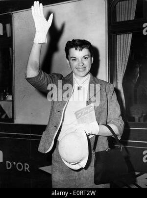 Cantante e attrice Judy Garland sventolando prima di suoi viaggi Foto Stock