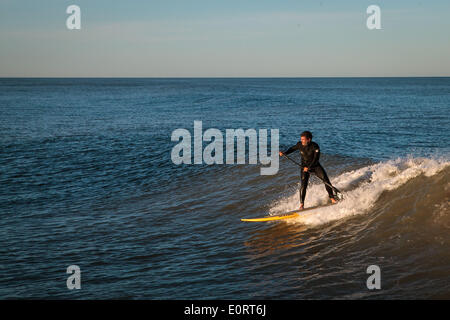 19 maggio 2014 - Mar del Plata, Buenos Aires, Argentina - Una racchetta boarder catture un'onda. Paddleboarding è una superficie acqua sport in cui i partecipanti sono azionati da una piscina movimento utilizzando le loro braccia mentre giaceva o inginocchiati su un paddleboard o le tavole da surf nell'oceano. Un derivato di paddleboarding è stand up paddle surf e stand up paddleboarding. (Credito Immagine: © Ryan nobile/ZUMA filo) Foto Stock