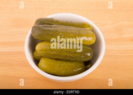Una ciotola di fresco, sottaceti aneto in una ciotola il colpo da sopra Foto Stock