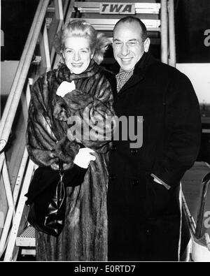 Attori Jose Ferrer e Rosemary Clooney all aeroporto Foto Stock