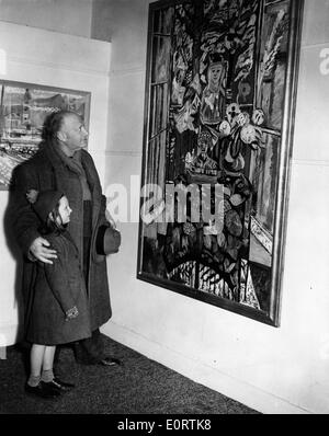 Jacob Epstein in una galleria d'arte con la ragazza giovane Foto Stock