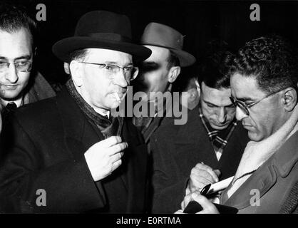 Il primo ministro Edgar Faure fuma mentre intervistato Foto Stock