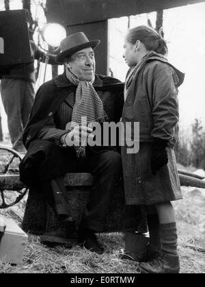 Attore Fernandel colloqui con la ragazza sul set del film Foto Stock