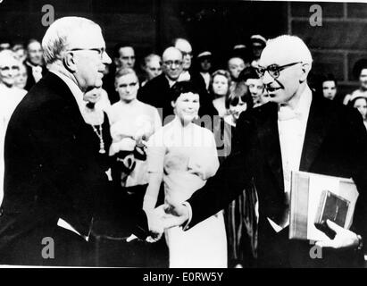 Scienziato John Eccles assiste black tie event Foto Stock