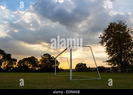 Vuoto obiettivi di calcio in Africa al tramonto Foto Stock