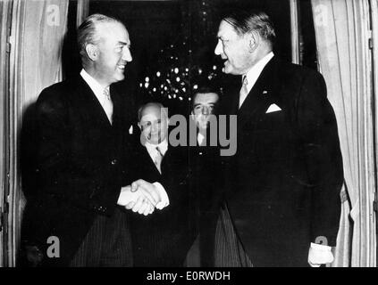 Presidente René Coty saluta William P. Fay Foto Stock