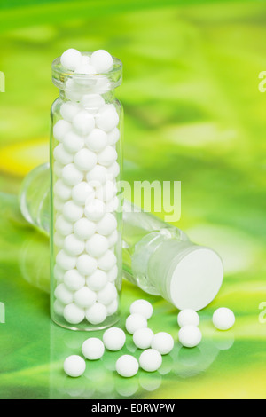 La medicina omeopatica consistente di pillole omeopatiche e liquido sostanza omeopatica. Foto Stock