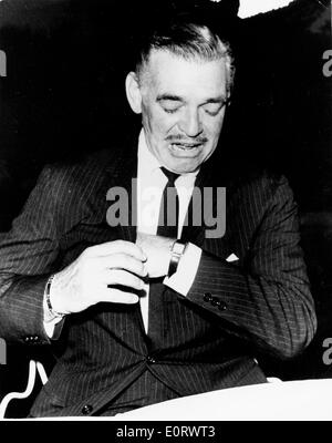 Attore Clark Gable regola il suo orologio Foto Stock