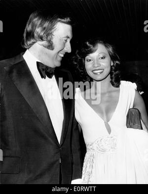 Il giornalista David Frost con la fidanzata Diahann Carroll Foto Stock