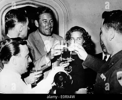 Attore Errol Flynn toast il suo vetro con gli amici Foto Stock