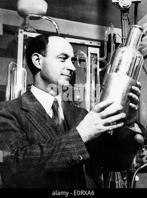 Il fisico Enrico Fermi in laboratorio Foto Stock