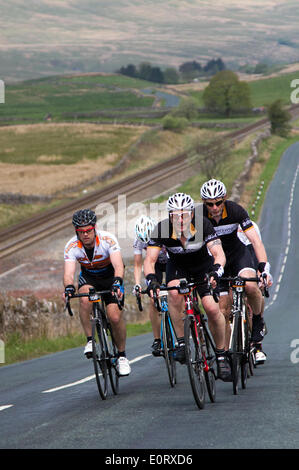 Lunds, Ais Gill, Yorkshire Dales National Park, Regno Unito. 18 Maggio, 2014. 1000 piloti hanno preso parte in 112 miglio Etape du Dales un cyclosportive svoltasi nel maggio di ogni anno, in Yorkshire Dales NEL REGNO UNITO. È classificato come uno dei più popolari e impegnativa sportives nel Regno Unito ed è considerato uno dei migliori dieci corse nel Regno Unito. In 2010, Malcolm Elliott impostare un corso record di 5h, 43m e 24s. Foto Stock