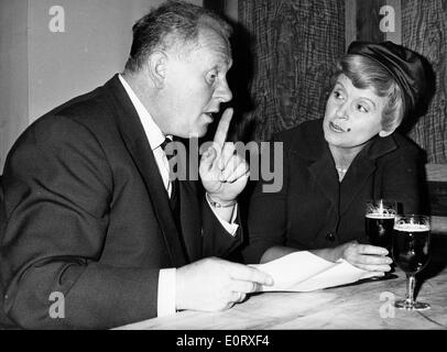 Attore Gert Frobe con gli amici al bar Foto Stock