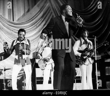 Boxer Smokin' Joe Frazier sul palco a cantare con la sua band Foto Stock