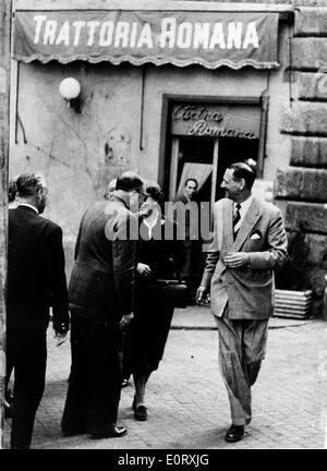 Il Re Federico IX e della regina Ingrid lasciare Trattoria Foto Stock