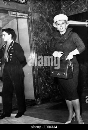 Zsa Zsa Gabor in attesa per l'ascensore Foto Stock