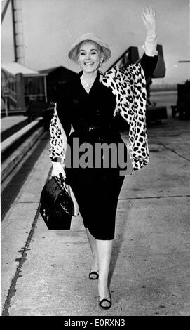 L'attrice Zsa Zsa Gabor onde all'aeroporto Foto Stock