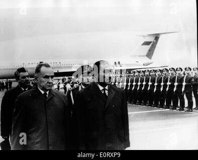 Alexei Kosygin e Anwar Sadat ispezionare le truppe Foto Stock