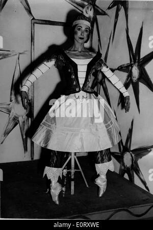 Prima ballerina Margot Fonteyn in costume per una mostra Foto Stock