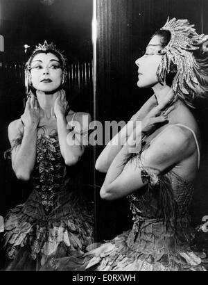 Prima ballerina Margot Fonteyn in costume per una mostra Foto Stock