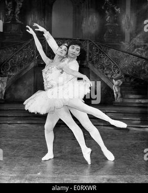 Prima ballerina Margot Fonteyn esegue con partner Foto Stock