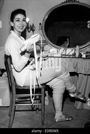 Prima ballerina Margot Fonteyn nel suo camerino Foto Stock