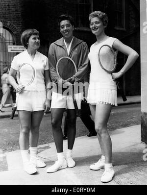 Tennis pro Althea Gibson stand con la concorrenza Foto Stock