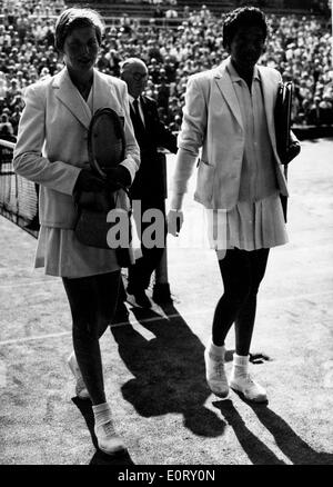 Tennis pro Althea Gibson con il compagno di squadra dopo la partita Foto Stock