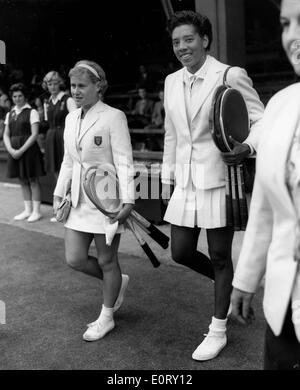 Tennis pro Althea Gibson arriva a corrispondere con i tuoi compagni di squadra Foto Stock