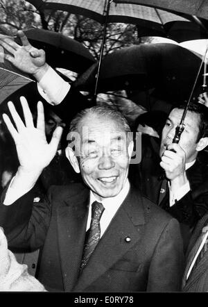 Il primo ministro Takeo Fukuda sventolare sotto la pioggia Foto Stock