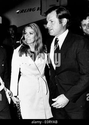 Il senatore Edward Kennedy visite negli ospedali con la moglie Giovanna Foto Stock