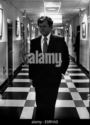 Il senatore Edward Kennedy in ospedale in corridoio Foto Stock
