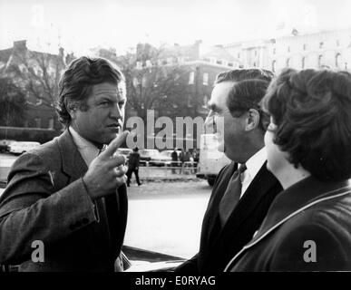 Edward Kennedy chat con Denis Healey nel parco Foto Stock
