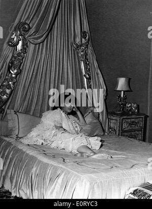 L'attrice Yvonne Furneaux posa a letto Foto Stock