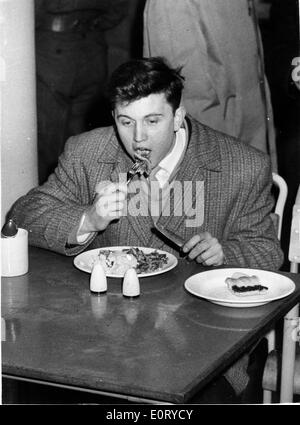 Il cantante Terry Dene di mangiare un pasto Foto Stock