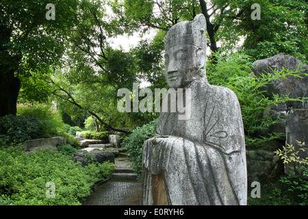 Statua decorativa del filosofo cinese in 'Sanche Star Park" (Qixing Gongyuan), sul lato orientale del fiume in Guilin. Foto Stock