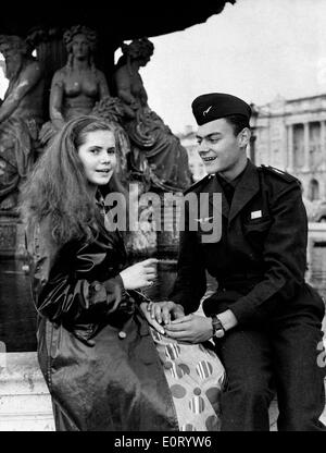 Scrittore Minou Drouet siede sulla fontana con soldier Foto Stock