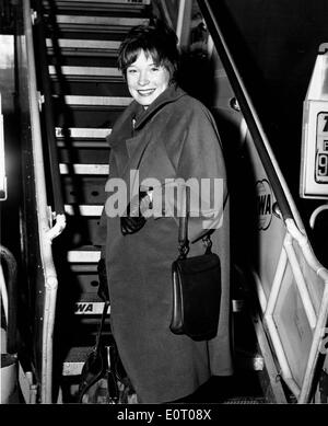 L'attrice Shirley MacLaine all'aeroporto Foto Stock