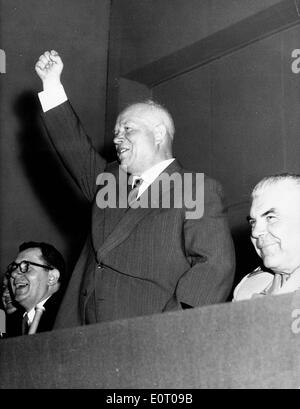 Il primo ministro Nikita Khrushchev nel corso di una conferenza stampa a Parigi Foto Stock