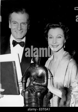 Attore Laurence Olivier riceve un premio dalla sua moglie Vivien Leigh Foto Stock