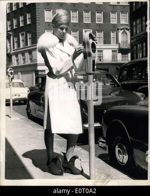 24 maggio 1960 - Jester tipo di scarpa. Molti nuovi stili di scarpe sono per essere visto in componenti di calzature mostra, che si terrà a Washington Hotel a Londra. La foto mostra uno degli stili in mostra sono questi Jester stivali stile in ricchi Utasuede da Sexton, Figlio e Everard, visto qui modellato da Diane chiavi. Foto Stock