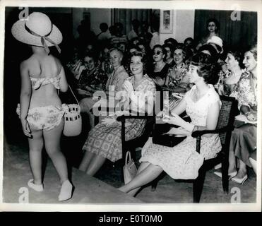 Giugno 06, 1960 - Greco princess frequentare Fashion Show.: foto mostra la Principessa Sofia e Irene, raffigurato quando hanno assistito ad una sfilata di moda presso il Grand Bretagne Hotel in Atene di recente. Foto Stock