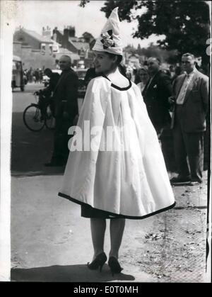 Giugno 06, 1960 - donna moda giorno presso il Royal Ascot gara incontro - Secondo giorno: ci sono stati un sacco di piastre di moda per essere visto a sunny Royal Ascot ieri - La seconda giornata dei quattro giorni di gara incontro. Mostra fotografica di questa giovane donna - Eileen Pietro di Mill Hill, indossavano questa smart A-line creazione, costituito da un ''clown-cono "' cappello indossato con un capo a Ascot ieri. Foto Stock