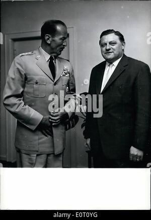 Giugno 06, 1960 - militare visita a Bonn: Il ministro della Difesa , Franz Josef Strauss (Strauss ), il 29 giugno , 1960 ricevuto nel suo ministero il comandante in capo del Nord- aria americana - Comando della Difesa, Generale Kuter (Kuter). Il generale è venuto a Bonn per una visita di cortesia. Foto Stock